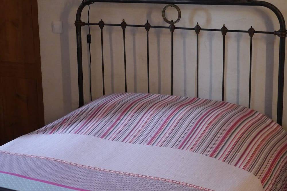 Character building on large wooded grounds with private garden. in Ornaisons, Narbonne region
