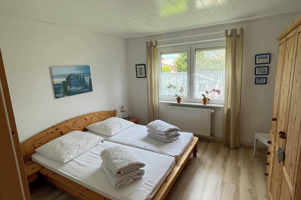 Ganze Wohnung, Die ebenerdige Ferienwohnung Strandläufer bietet maritimen Wohnkomfort für Familien, einen großen Garten und heißt bis zu zwei Hunde herzlich willkommen. in Förrien, Wangerland