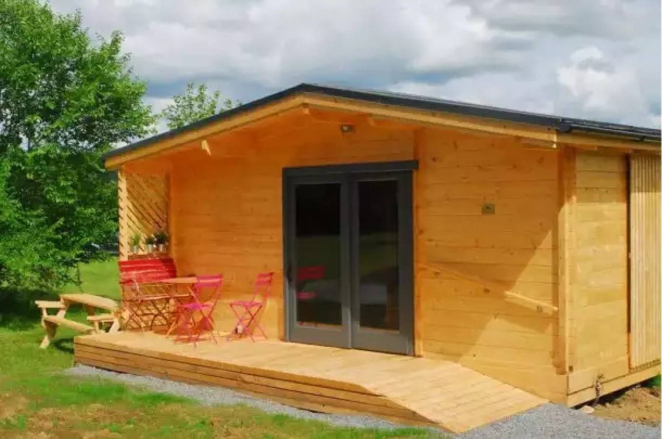 Zecamping 3 étoiles piscine couverte dog friendly sauna locatif Bbq 18m2 in Chamberet, Région de Tulle