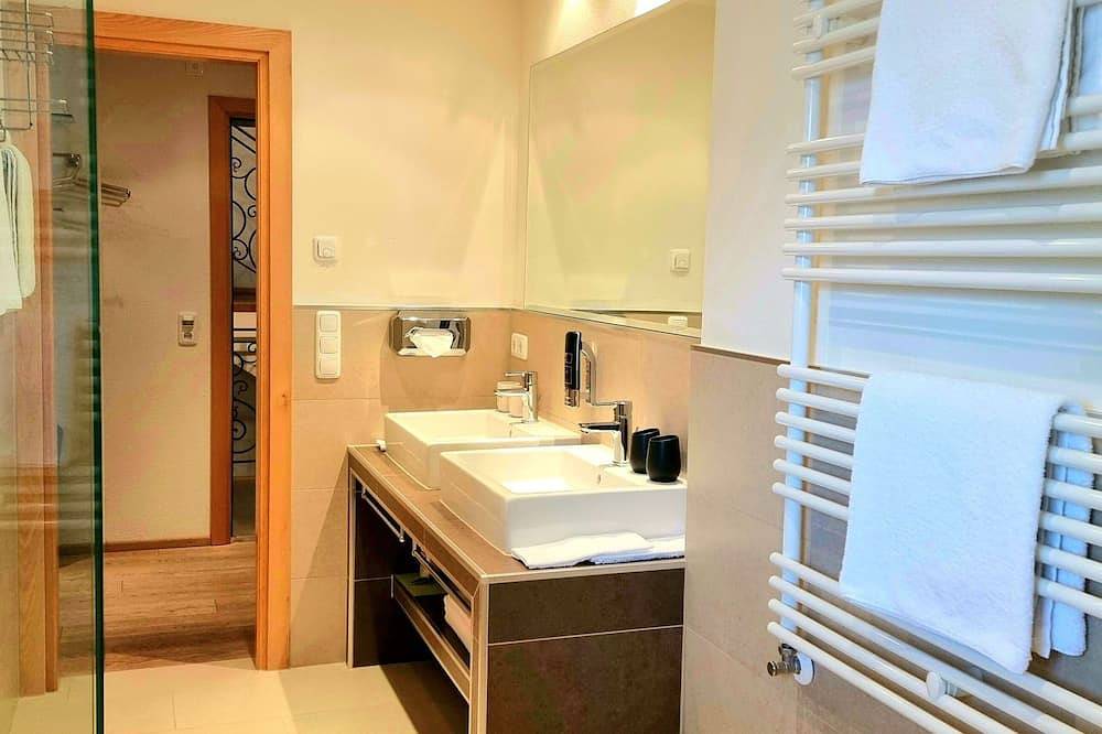 Entire apartment, Abwinkl, 3-zi., 1. Og, 2 Balkone, Ost - Ferienwohnungen Trinkl in Bad Wiessee, Bavarian Alps