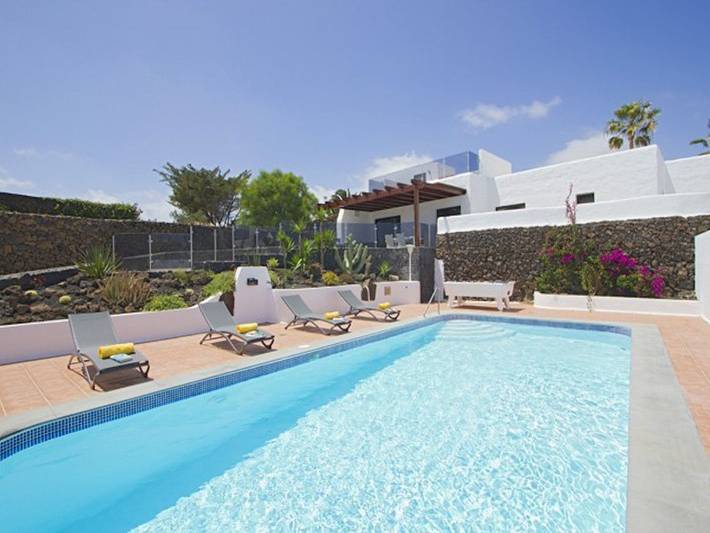 Villa for 8 people, with ocean view and garden as well as pool in Puerto del Carmen