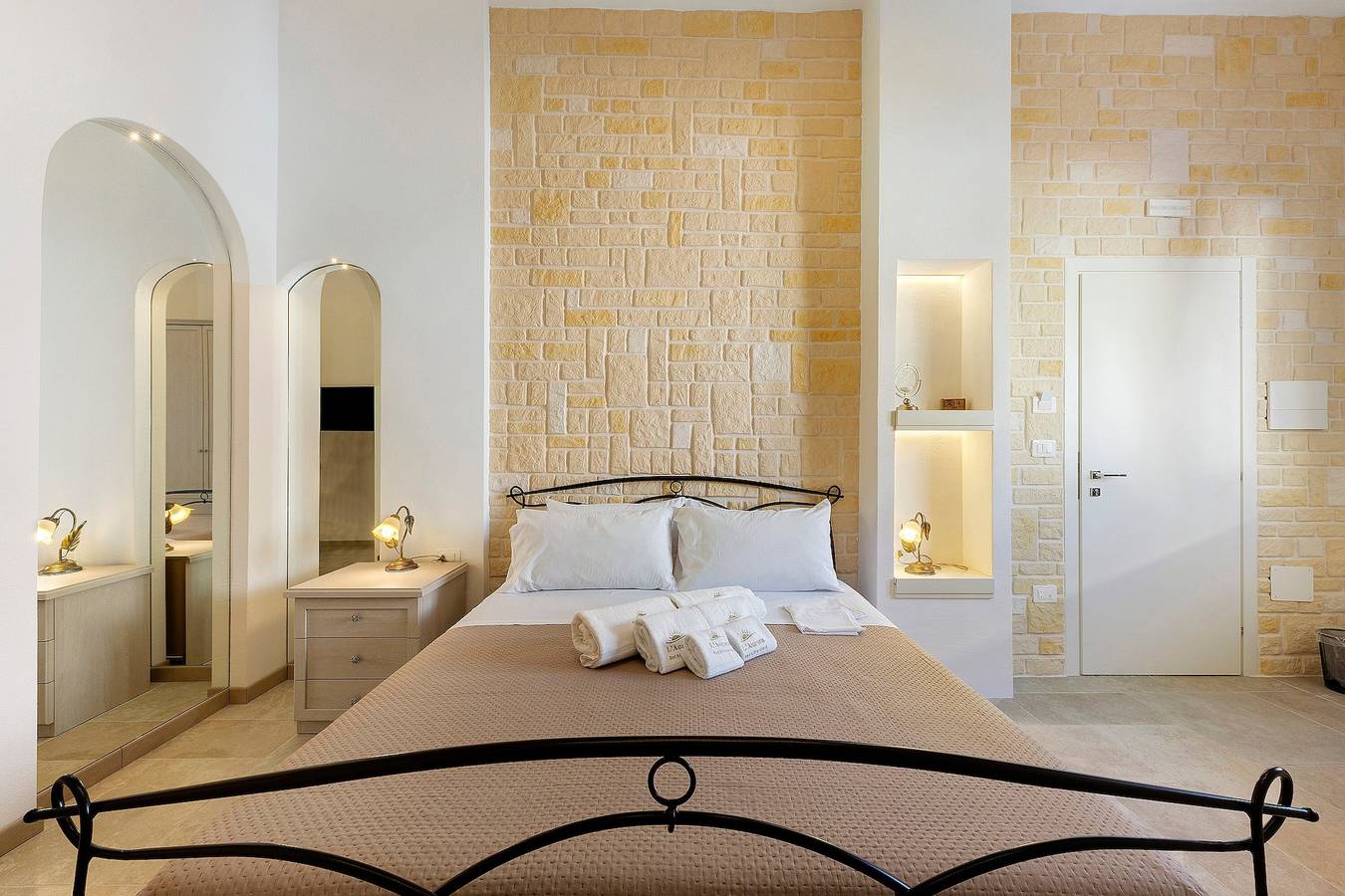 Camera 'L'Aurora B&B - Camera Meriggio' con terrazza condivisa, Wi-Fi e aria condizionata in Ugento, Golfo di Taranto