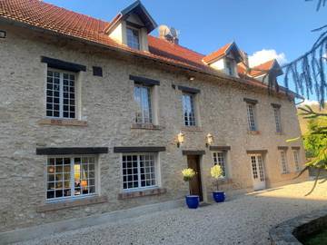 Gîte pour 16 personnes, avec vue ainsi que piscine et jardin, adapté aux familles à Vienne-en-Arthies