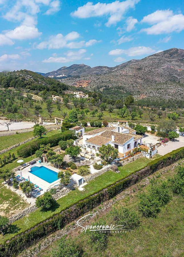 Location de vacances pour 2 personnes, avec piscine ainsi que jardin et vue à Llíber