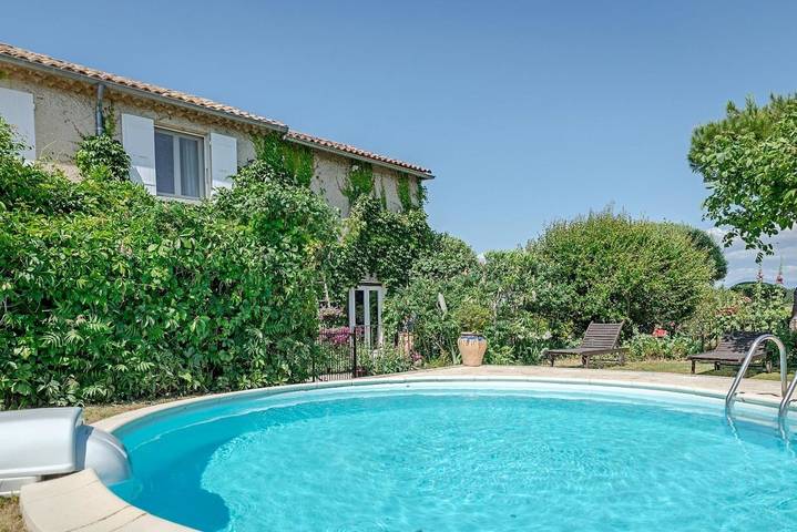 Chambre d’hôte pour 2 personnes, avec Terrasse et Jardin ainsi que Piscine et Vue