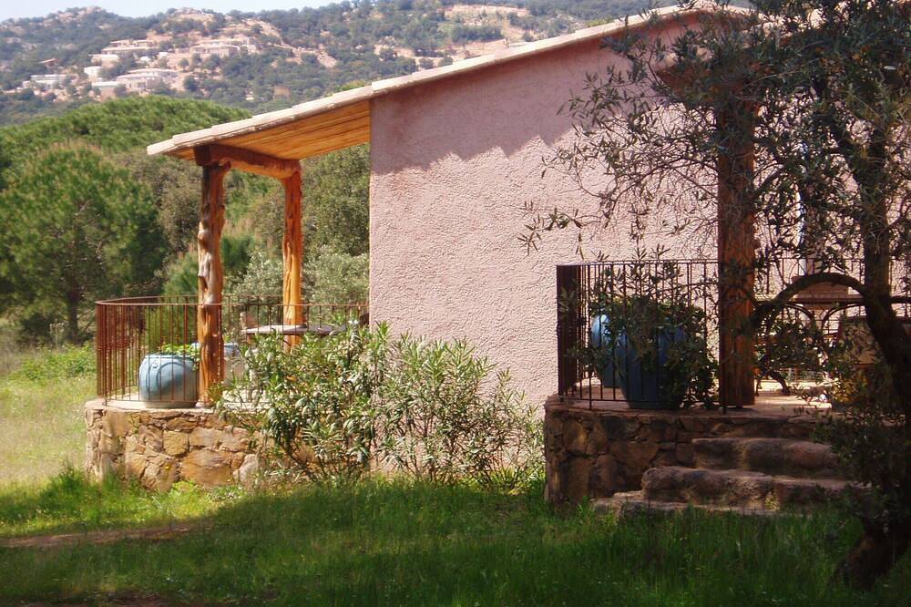 Jolie maison bord de mer- plage Palombaggia à 150 maccès privé in Palombaggia, Porto-Vecchio