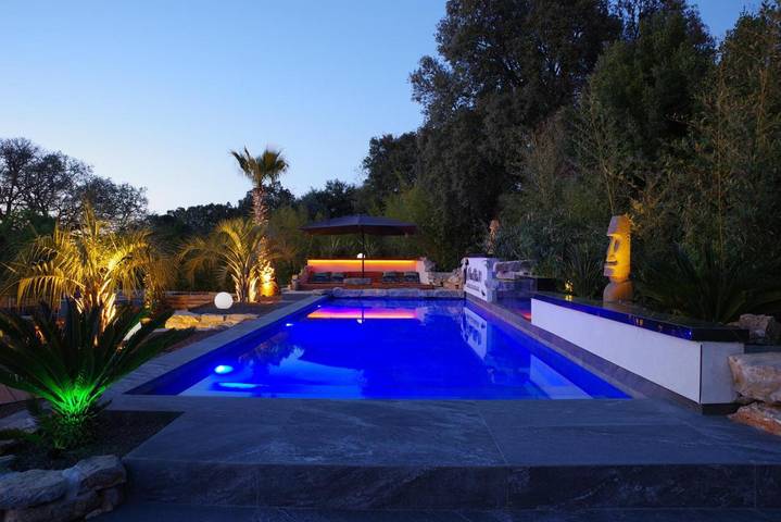 Hôtel pour 4 personnes, avec Jacuzzi et Terrasse ainsi que Jardin et Piscine