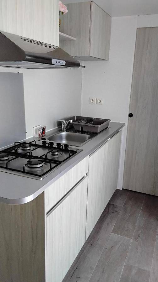 Camping pour 4 personnes, avec terrasse ainsi que jacuzzi et piscine, adapté aux familles à Sète - 4