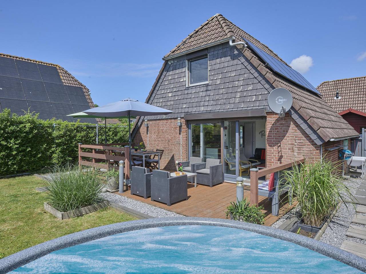 Modern home with hot tub at Lake Grevelingen in Herkingen, Goeree-Overflakkee
