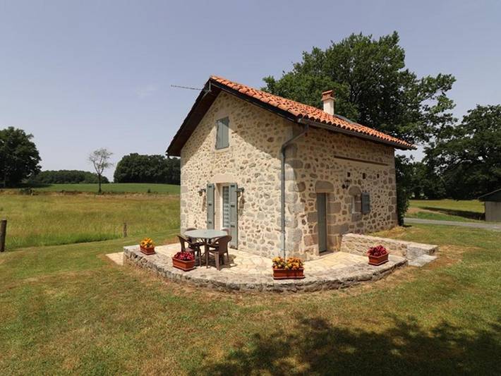 Location de vacances pour 2 personnes, avec jardin et terrasse à Roumégoux