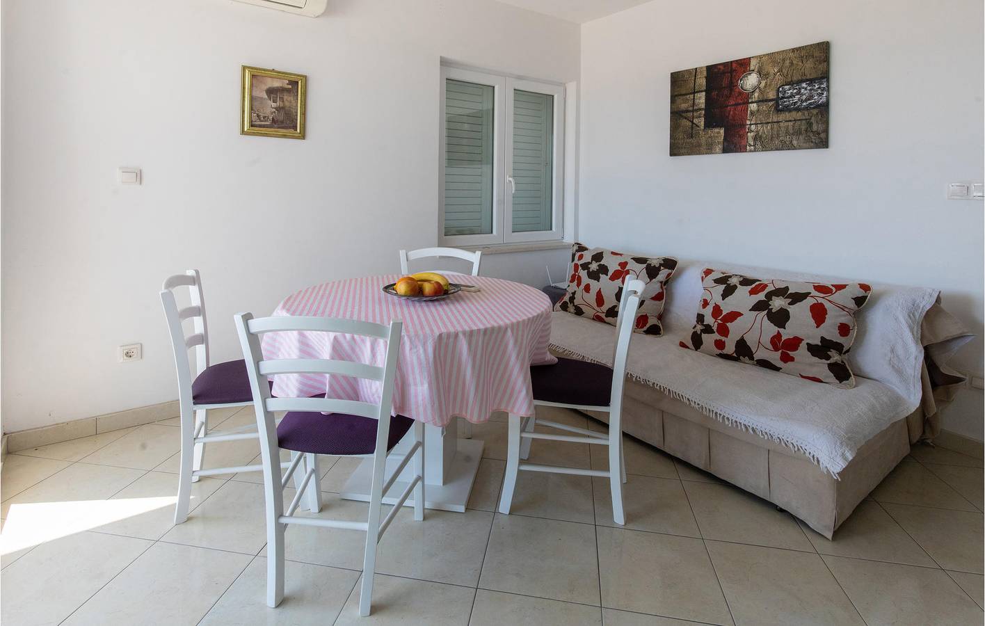 Ganze Ferienwohnung, Gemütlich, 1,5 km vom Strand entfernt: Apartment mit Meerblick, Terrasse und Parkplatz in Klek, Dubrovnik-Neretva