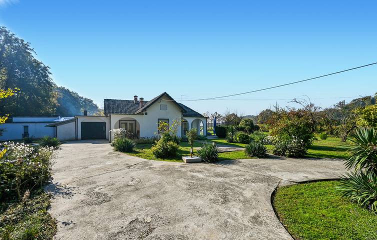 Charmante 100 m² große Wohnung mit Pool, WLAN und Parkplatz in Ivanska, Bjelovar-Bilogora