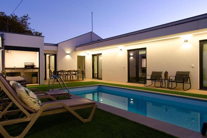 Location de vacances pour 7 personnes, avec bassin pour enfant et vue ainsi que jardin et piscine dans Laundos