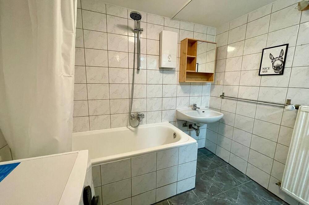 Ganze Wohnung, Krefeld Homebase mit Küche und 3 Einzelbetten - zentral gelegen Nähe Düsseldorf in Krefeld, Niederrhein