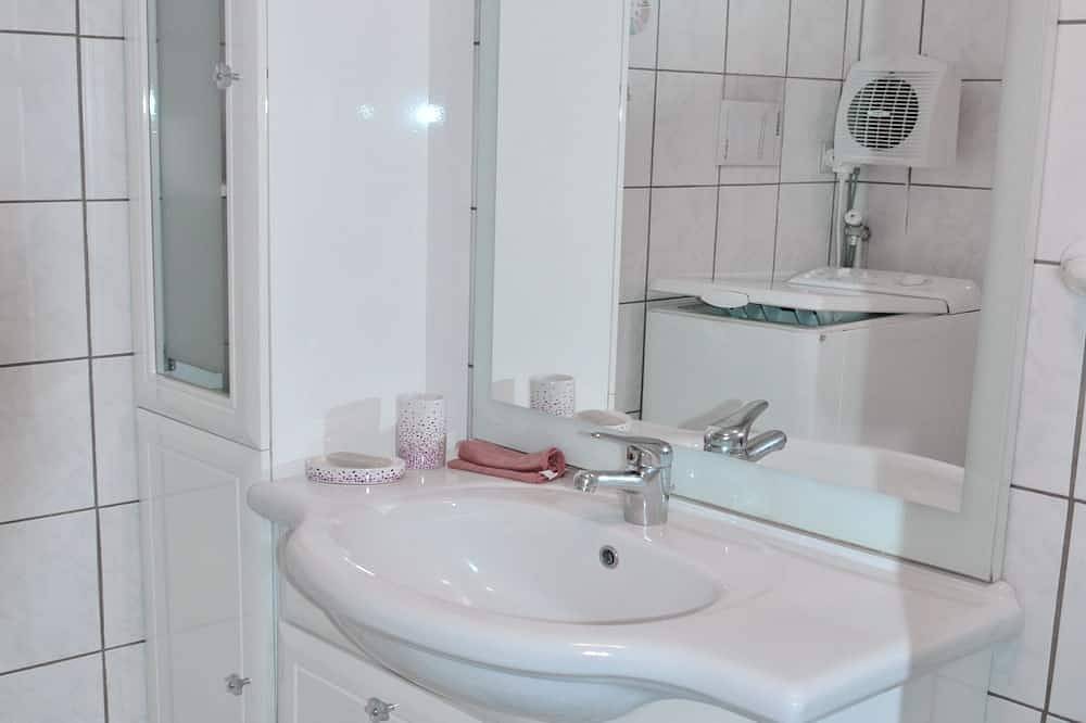 Calm rental for 2 persons, the Blue House in Alsace, in a nice medieval village. in Bergheim (Elsass), Regionaler Naturpark Belchen der Vogesen