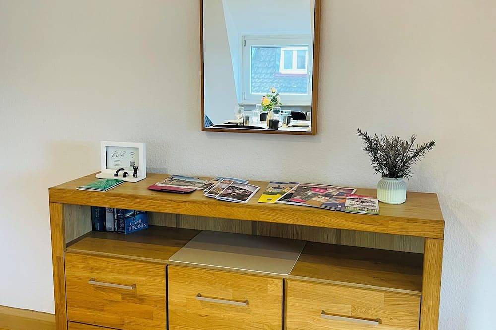 Ganze Wohnung, Giebelglück- 3 Zimmer Dg Wohnung 2 Schlafzimmer, Spielecke, Mini-Balkon, Wlan in Würzburg, Fränkisches Weinland