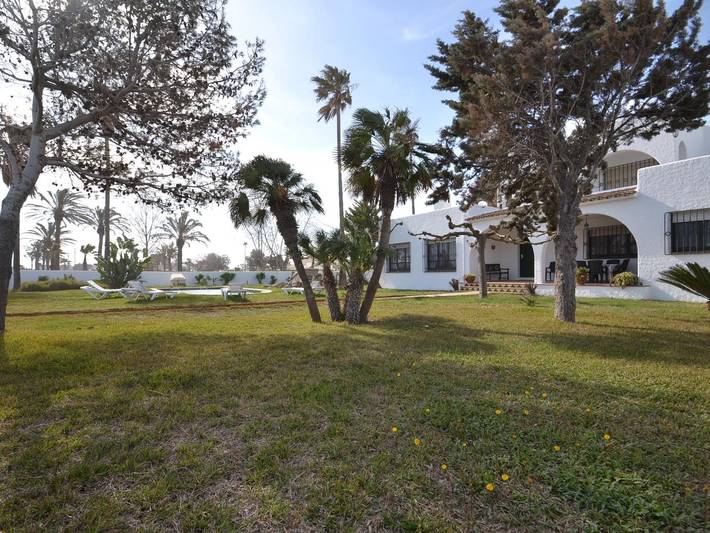 Location de vacances pour 10 personnes, avec terrasse ainsi que jardin et piscine à Riumar - 3