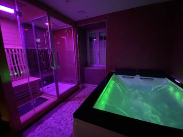 Chambre d’hôte pour 2 personnes, avec piscine et sauna ainsi que jardin et jacuzzi à Neauphlette