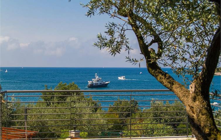 Schickes Apartment mit einem Schlafzimmer, Pool, WLAN und 1 km entferntem Strandzugang in Pjescana Uvala, Südküste Istrien