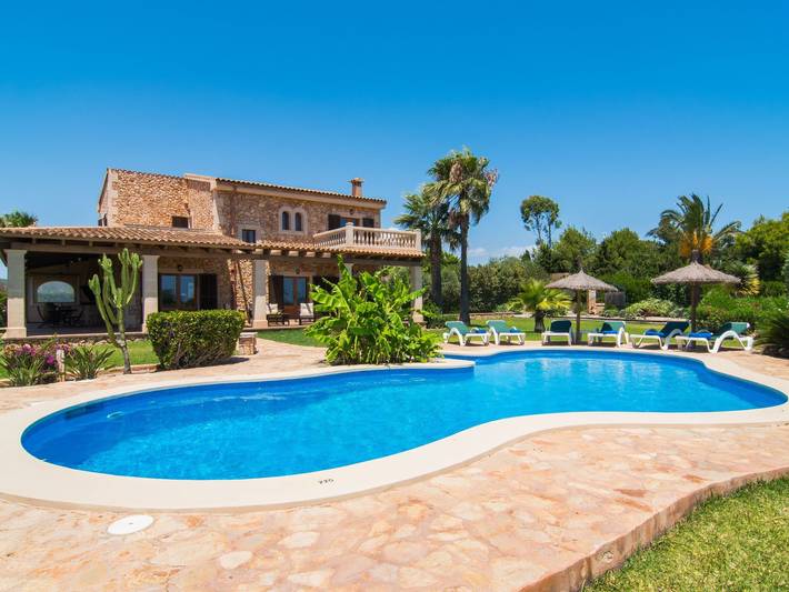Villa pour 6 personnes, avec piscine ainsi que balcon et jardin à Cala Ferrera