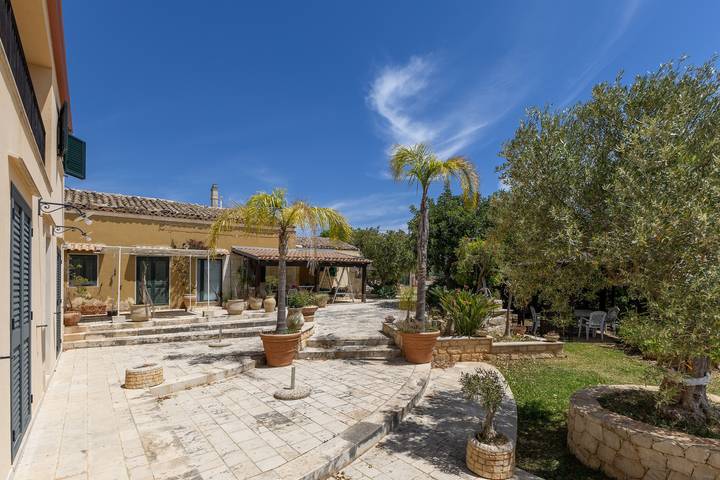 Guest House 'Alla Corte Di Nonna Maria' with Air Conditioning in Modica, Ragusa Provinsen