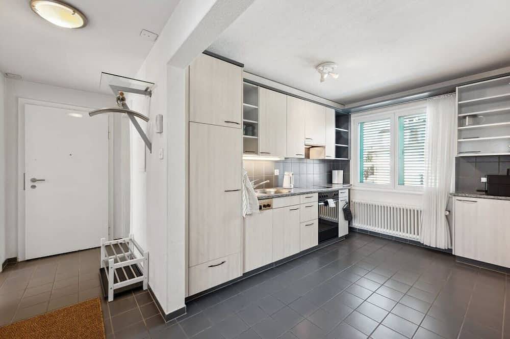 Ganze Wohnung, Simple 2 Bedroom apartment in Oerlikon in Zürich, Bezirk Zürich