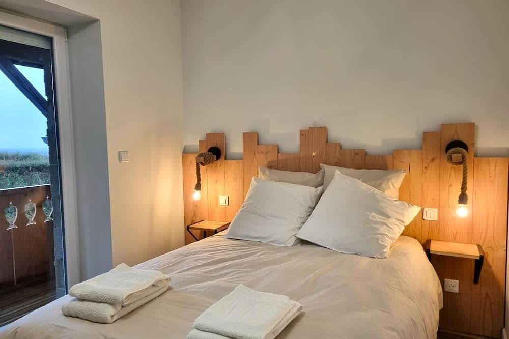 Gîte cosy avec terrasse et jacuzzi privatif in Pouilly-lès-Feurs, Montbrison