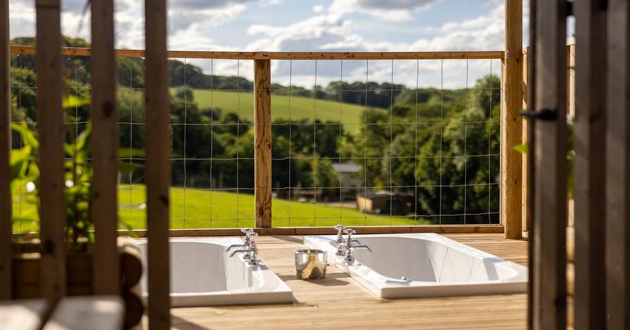 Holiday home for 6 people, with hot tub and garden as well as balcony, child-friendly in Devon