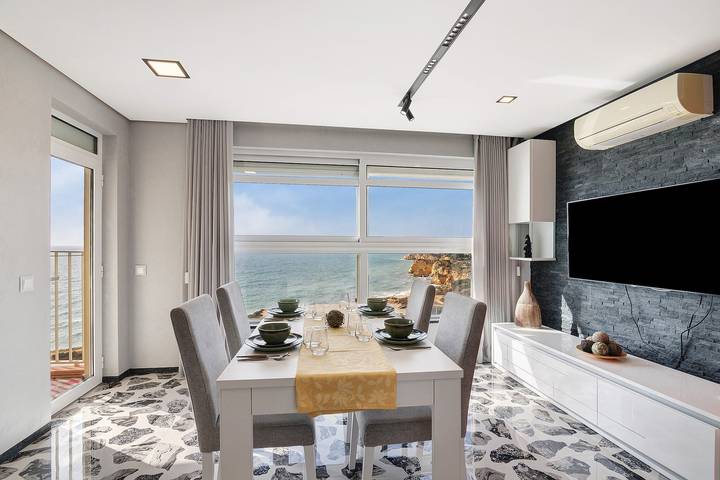 Apartamento entero, Apto. 'Camões Vista Mar 10 D', frente a la playa, Wi-Fi, aire acondicionado y piscina in Armação de Pêra (costa), Armação de Pera