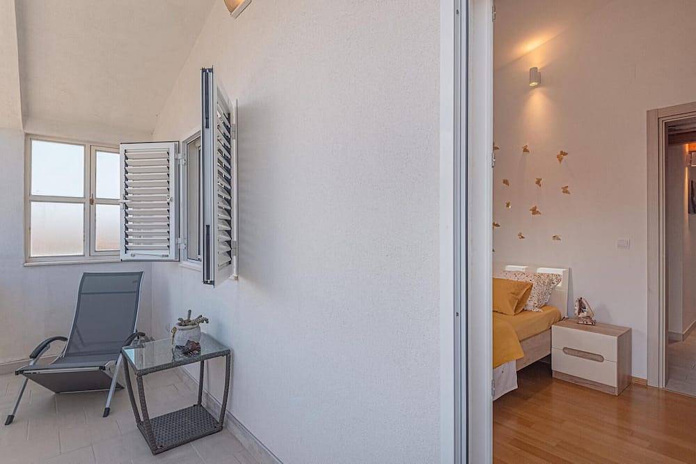 Apartamento entero, Precioso apartamento de 2 dormitorios. in Rogoznica, Condado de Šibenik-Knin