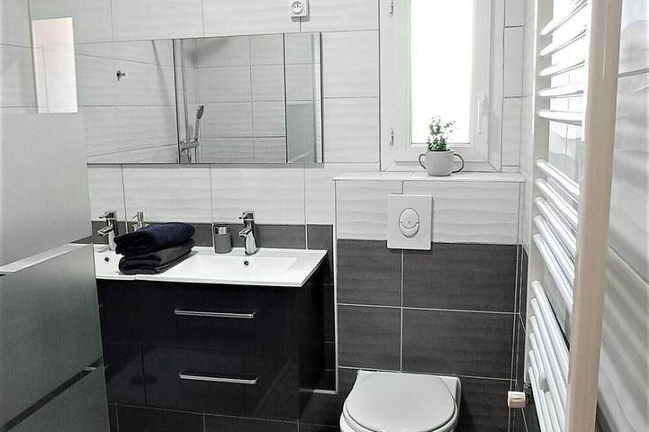 Gîte pour 3 personnes, avec jardin ainsi que terrasse et piscine à Saint-Julien-les-Rosiers - 3