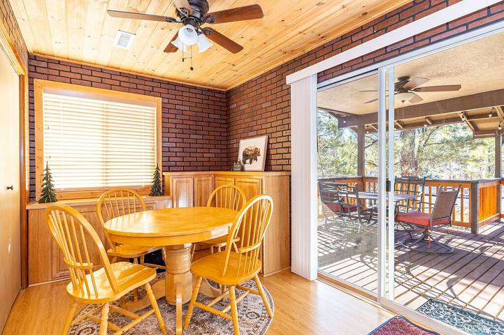Log cabin for 5 people, with terrace and yard in Oak Creek Canyon