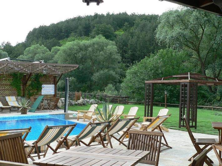 Camping pour 6 personnes, avec vue et vue sur le lac ainsi que jardin et piscine en Bulgarie