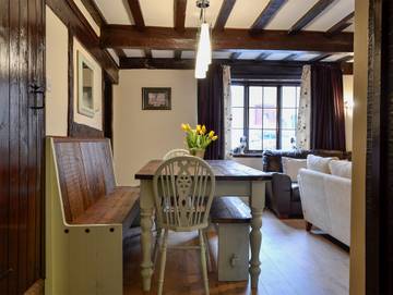 Log Cabin for 8 People in Gloucestershire, Photo 3