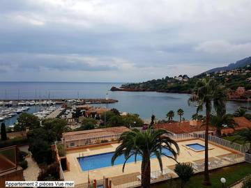 Ferienwohnung für 4 Personen, mit Ausblick und Garten sowie Pool in Théoule-sur-Mer