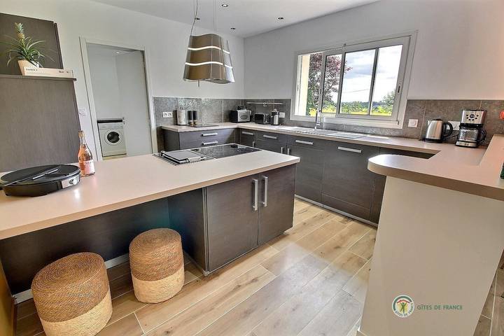 Gîte pour 6 personnes, avec Terrasse et Jardin à Trédarzec - 4