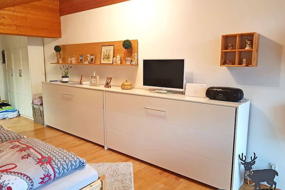 Ganze Wohnung, Ferienwohnung Bergblickl 28 qm Wohn-/Schlafraum mit Balkon, Dachschräge/Mansarde in Sachrang, Aschau im Chiemgau