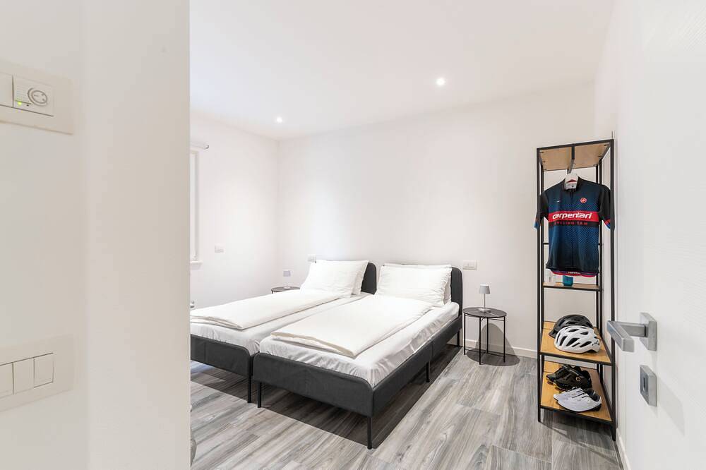 Entire apartment, Residenza The Rock, Appartamento Deluxe con Balcone, A/c, Parcheggio, Wi-fi in Nago-Torbole, Garda Mountains