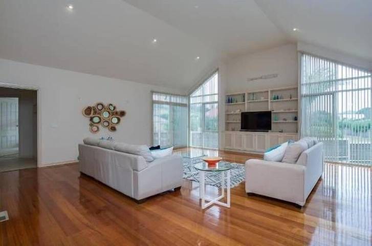 Holiday home for 10 people, with garden and terrace, with pets in Melbourne