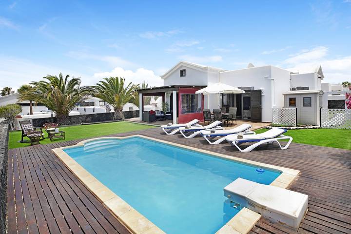 Pet-friendly Holiday Villa Darling with Wi-Fi, A/C, Pool, Garden & Terrace in Montaña Roja, Yaiza
