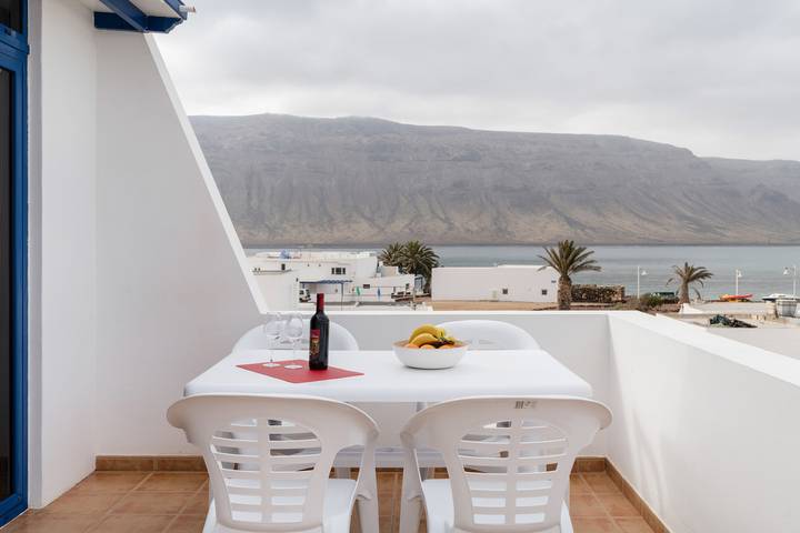 Ferienhaus 'Rojo' mit Meerblick und Wlan in La Graciosa, Parque Natural Archipiélago Chinijo