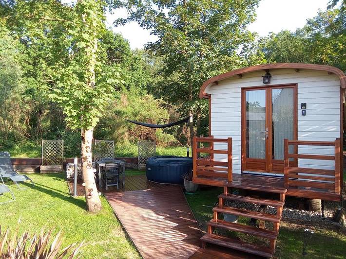 Location de vacances pour 4 personnes, avec Balcon et Jacuzzi ainsi que Terrasse et Jardin à Saint-Étienne-au-Mont