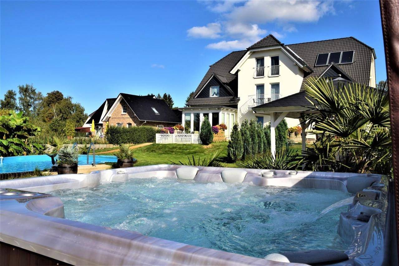 Ganze Wohnung, Fewo Traum, 4-Sterne Fewo's mit Pool und Whirlpool, Grillecke und neuem gemütlichen Pavillon im Garten, am Achterwasser mit Badestrand, wenige Autominuten bis zur Ostsee, Überweisung oder Bar akzeptiert in Neppermin, Benz
