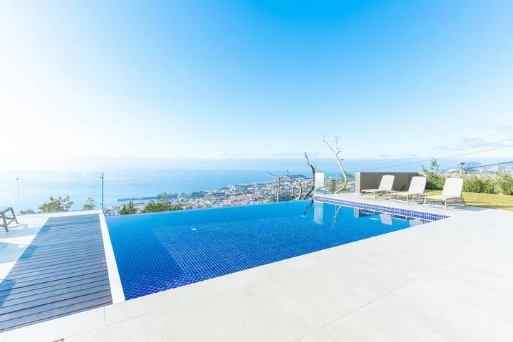 Villa for 8 people, with ocean view and pool as well as garden in Monte (Madeira)