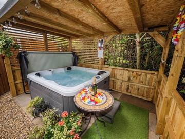 Holiday Rental for 14 People in Wroxham, Norfolk, Photo 2