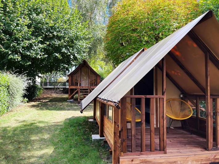 Camping pour 2 personnes, avec Terrasse et Piscine dans le Cher