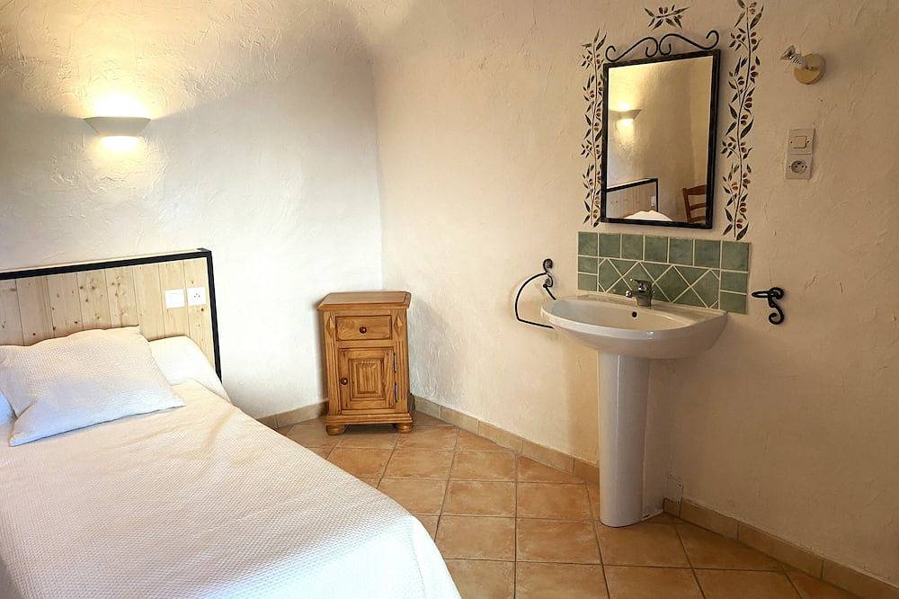Appartement entier, Location vacances en Ardèche méridionale pour 6 personnes in Aubignas, Privas (arrondissement)