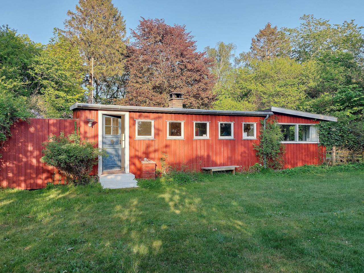 Semesterhus i en skogsträdgård i harmoni med naturen in Høve Strand, Asnæs