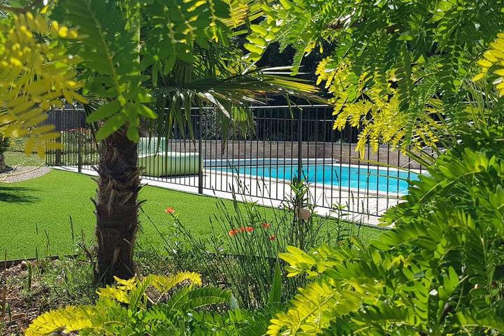 Location de vacances pour 4 personnes, avec jardin et piscine à Saint-Saturnin-lès-Apt