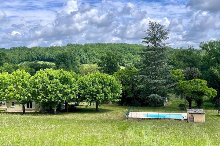 Location de vacances pour 8 personnes, avec vue ainsi que piscine et jardin, animaux acceptés à Cunèges